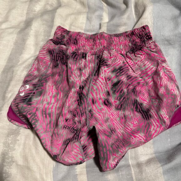 NWT Lululemon seawheeze reflective shorts size 2 - Picture 2 of 3